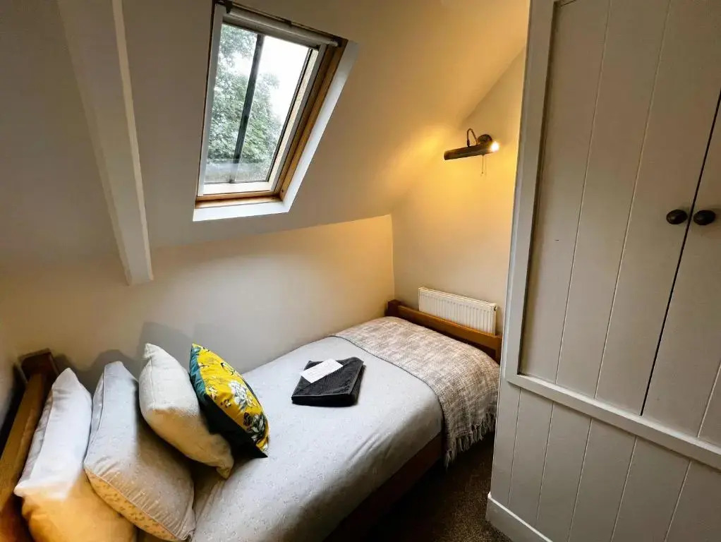 1 Apse Castle Cottage - Chocolate Box Cottage, Dog-Friendly 16th Century Cottage, surrounded by Ancient Woodland in Shanklin