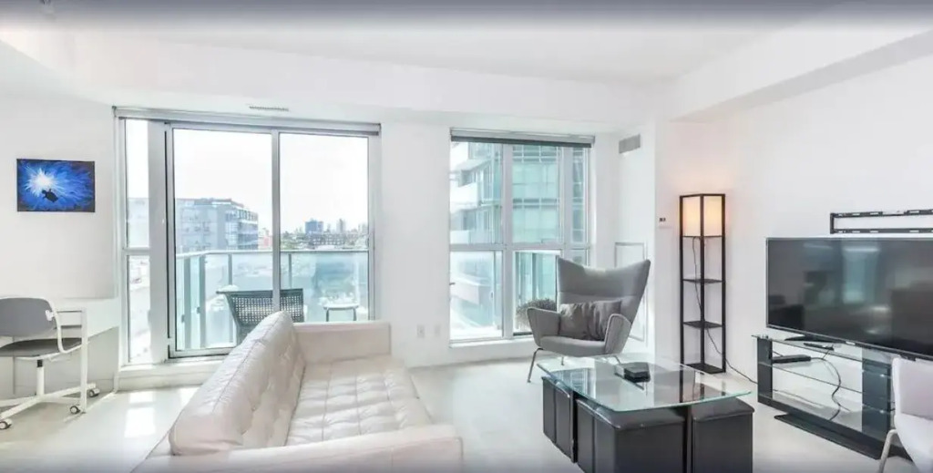 Downtown Condo Near Exhibition Place With Balcony