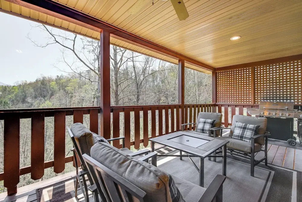 Cozy Sevierville Cabin w/ Hot Tub, Mountain Views!