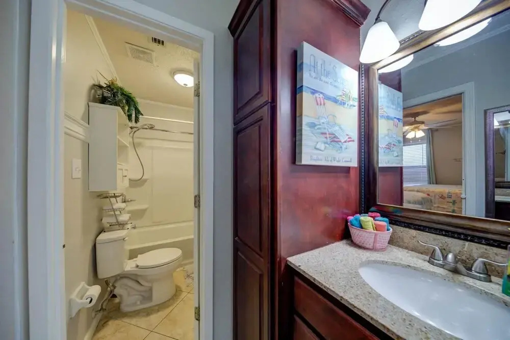 Adorable Condo Directly Across the Street From Beach With Pool and hot tub