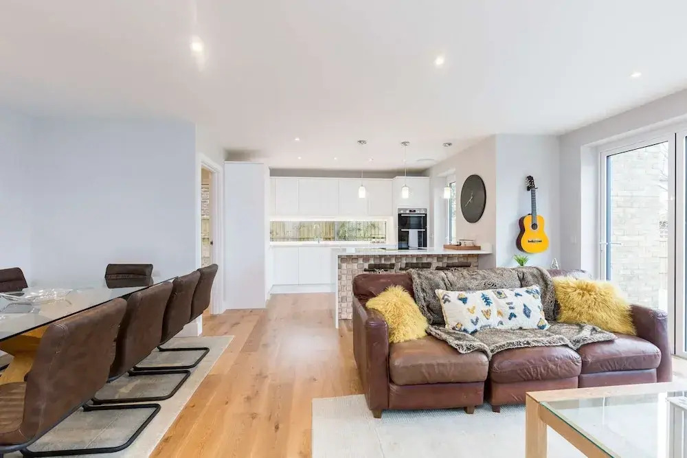 Stylish new Home With Parking - King Beds Garden