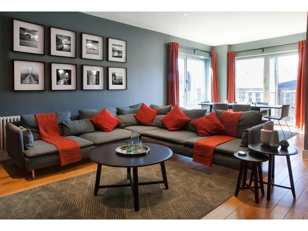 Spacious 2BR Central Glasgow Flat for 4