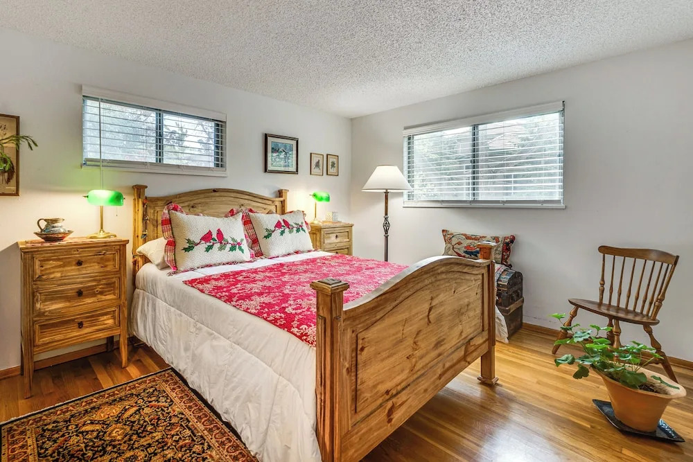 Eclectic Multi-level Charmer! 2 Mi to CU Boulder