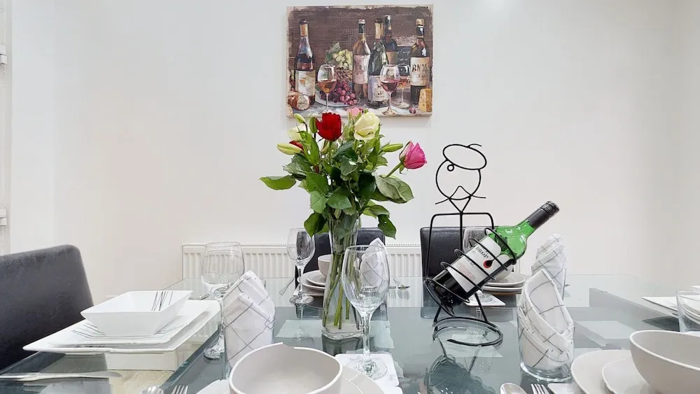 Charming 5-bed House in Romford