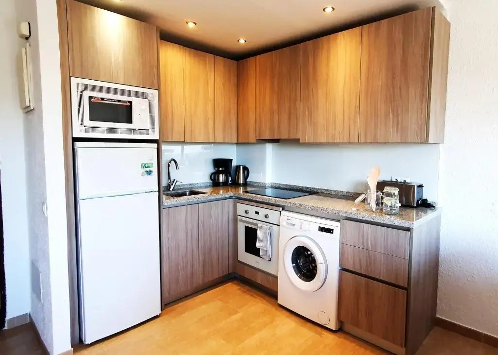 Skol 427 Spacious 1 Bedroom Apartment with Sea Views
