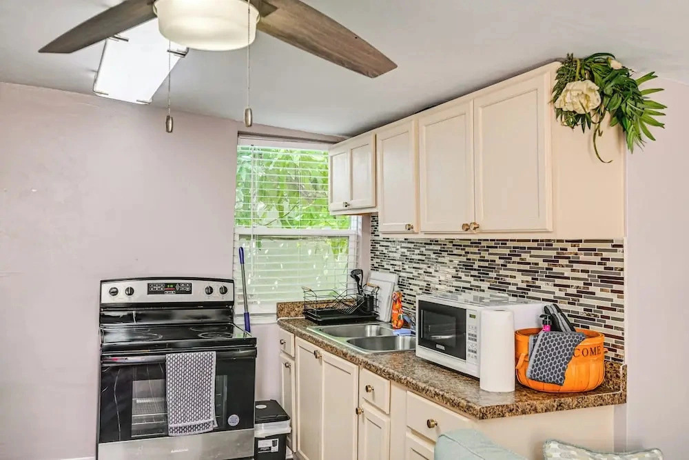 2 Mi to Public Pool! Cozy Naples Cottage w/ Patio