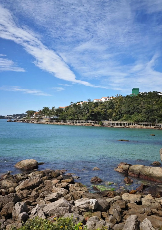 1075 Apartamento localizado a 100 metros da praia com 02 dormitórios e ampla sacada na praia do centro de Bombinhas