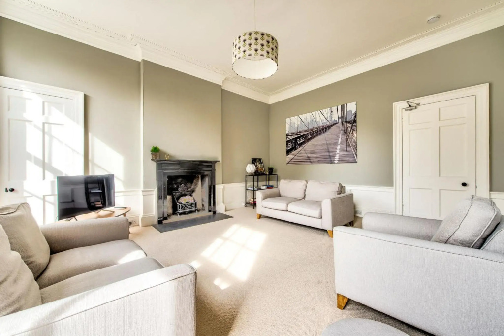 Bright and Spacious 4-bedroom Apart in Stockbridge