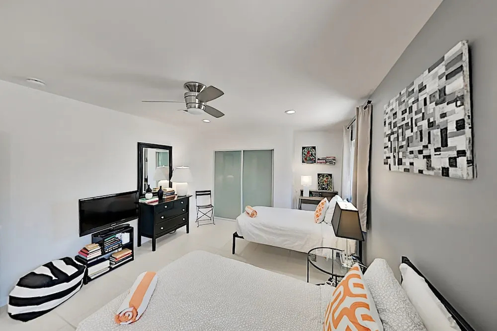 Mid-century Modern Home 3 Bedrooms 2 Bathrooms Home