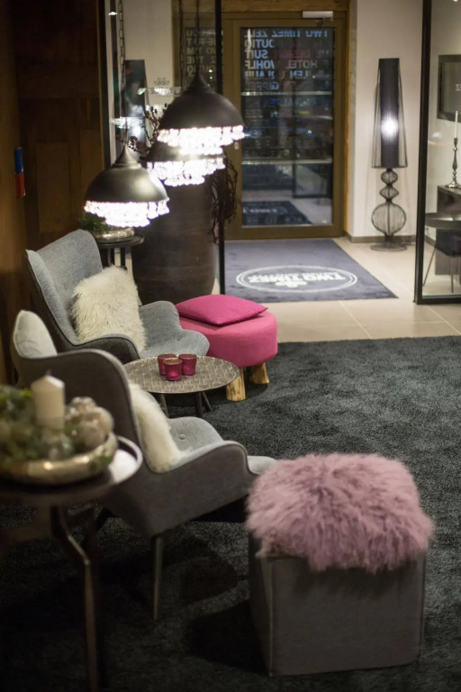 TWO TIMEZ - Boutique Hotel - with AC