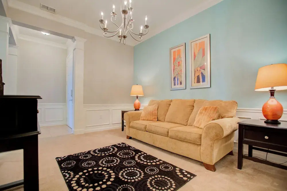 Top-Floor Luxurious LAKEVIEW Condo