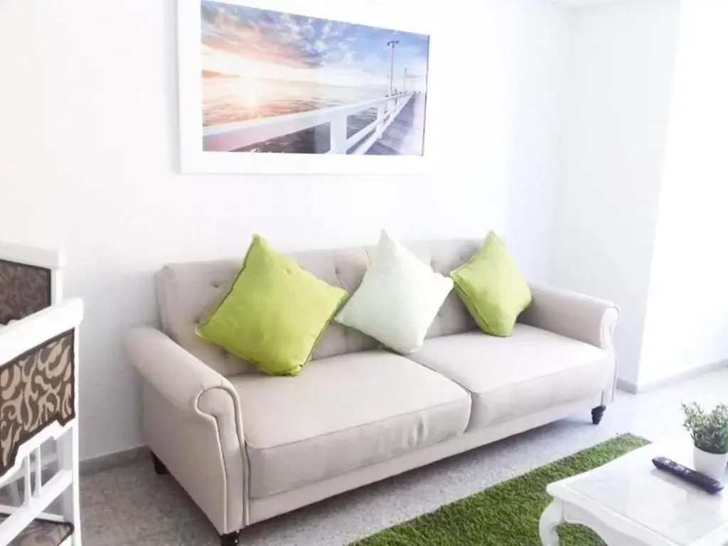 Lots of Sunlight 3 Bedroom Apartment With Balcony Air Conditioning Sys3yr