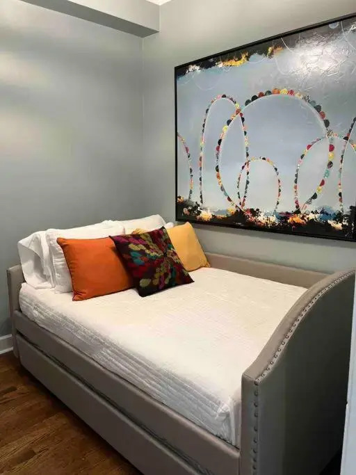 Trendy West Town Flat - 2 bed / 1.5 bath w parking