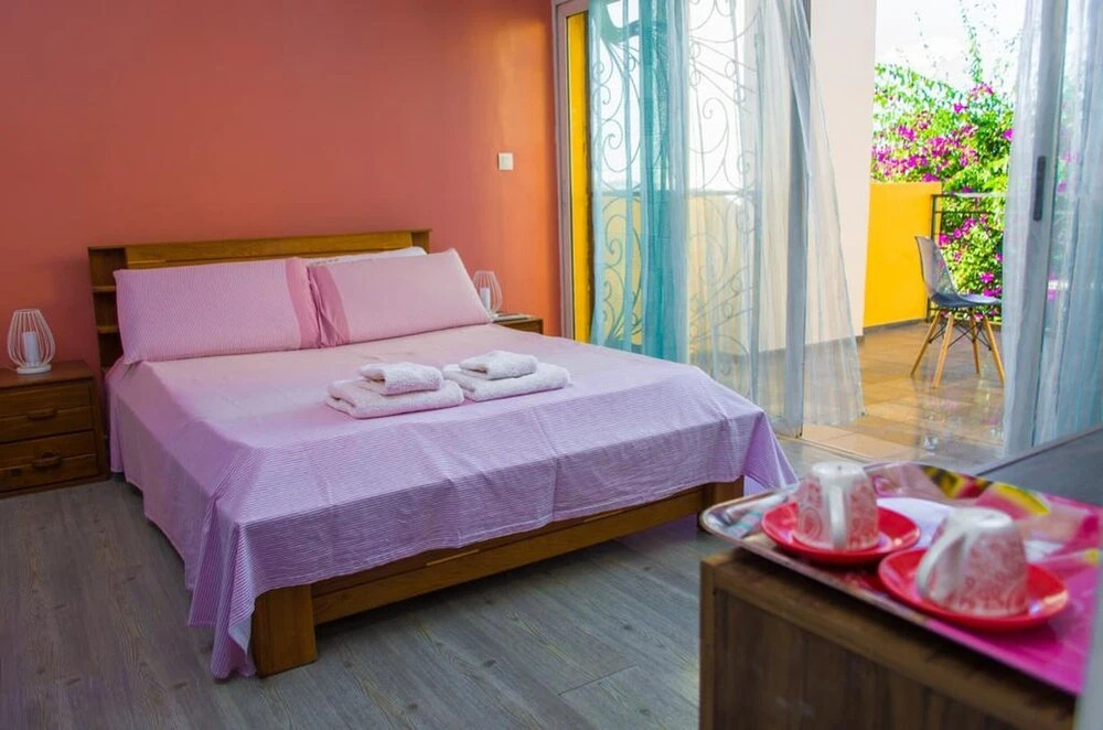 Room-the White-orange Bedroom With a ple