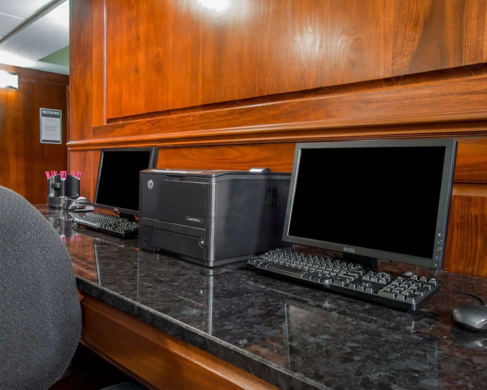 Comfort Suites Outlet Center