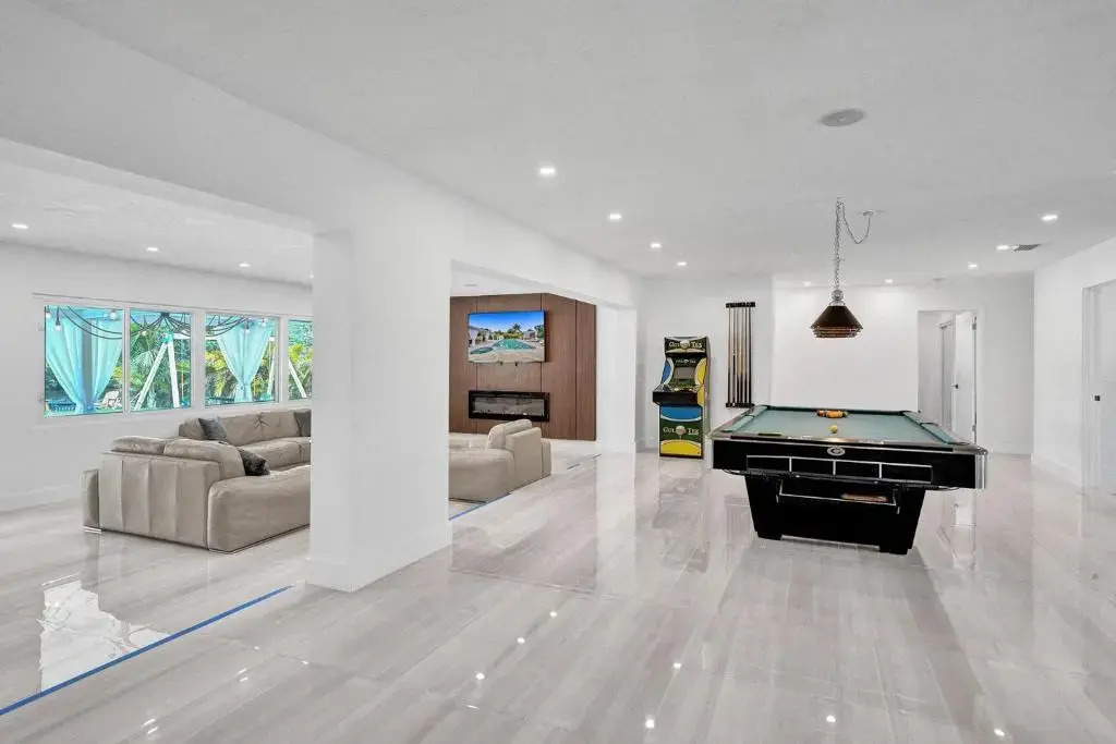 Newly Renovated 5br Villa with pool in Ft Lauderdale on the water