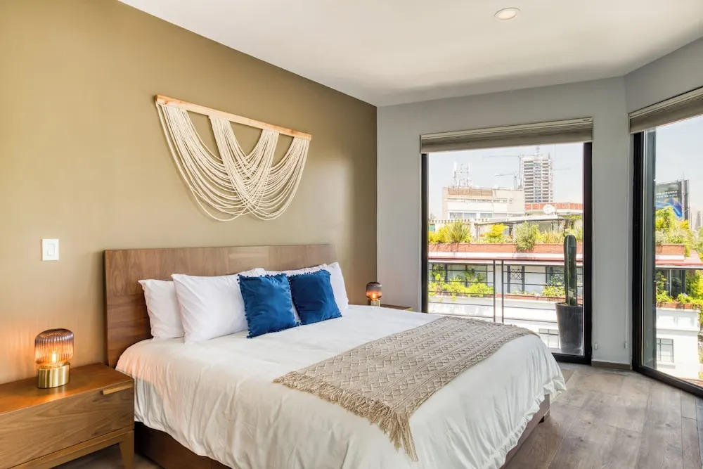 Chic PH Haven with rooftop By Tasman