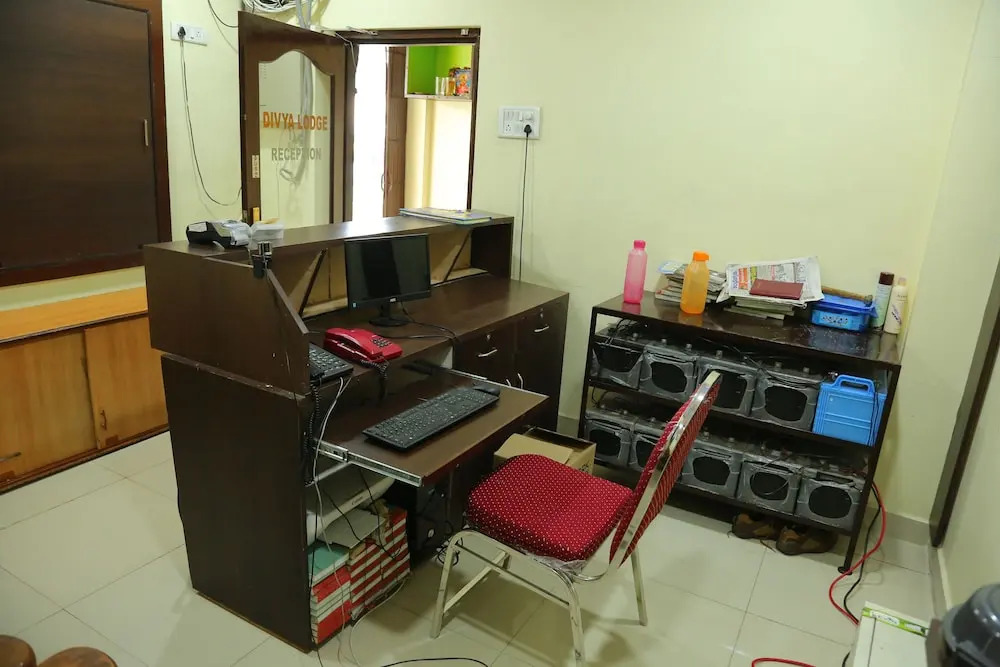 Divya Lodge & Hotel Rooms