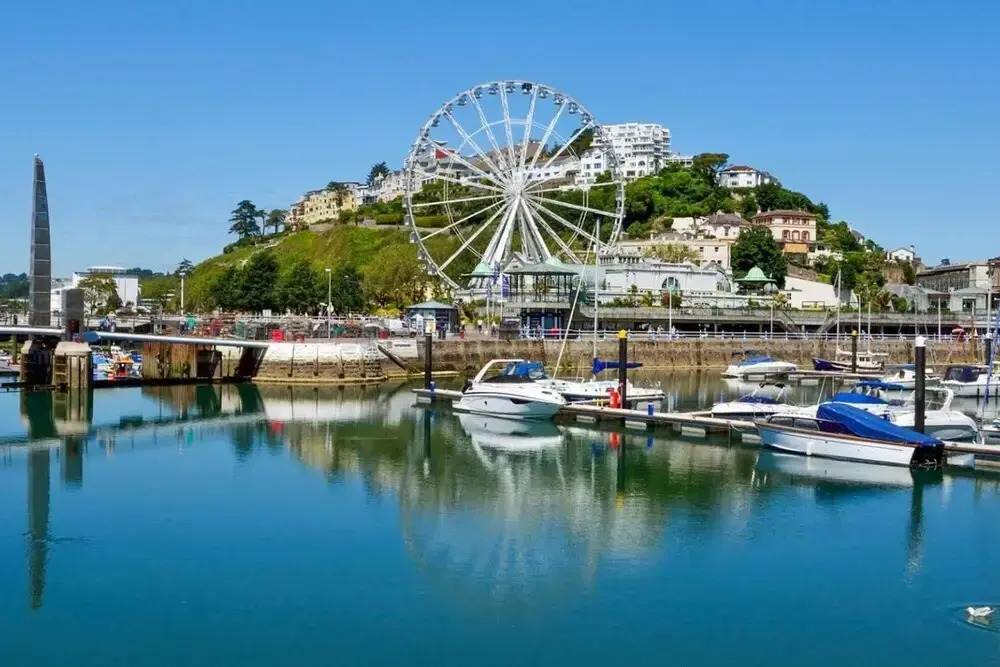 Sandybanks Loft - Penthouse Seaview Apartment on Promenade, Torquay