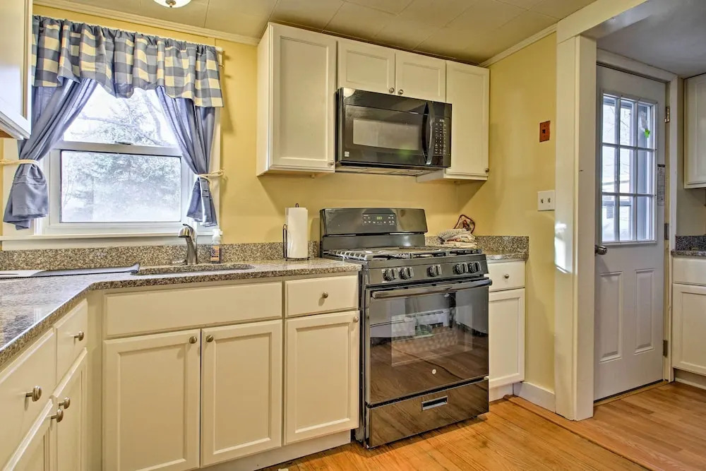 Steps to Cape Cod Canal: Buzzards Bay Home