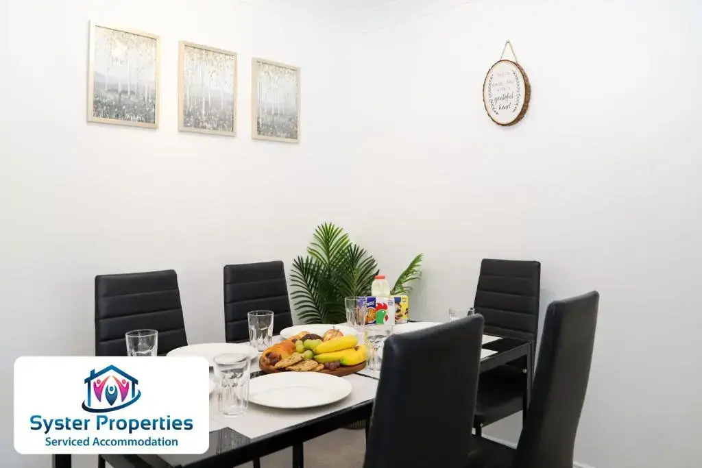 Syster Properties- Leicester Large 3 double bedroom Home