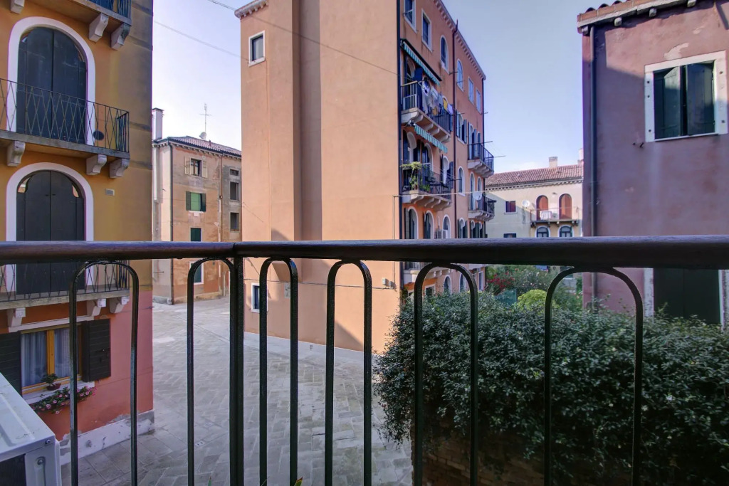 BALCONY-GHETTO 2pax internet aircond, wifi