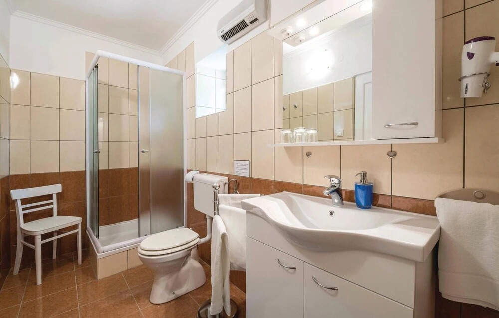 Stunning Home in Kuzinici With Wifi and 5 Bedrooms