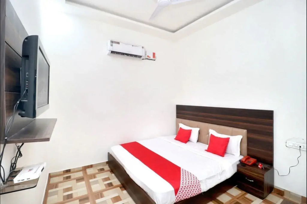 OYO 16379 Hotel LivInn Hub