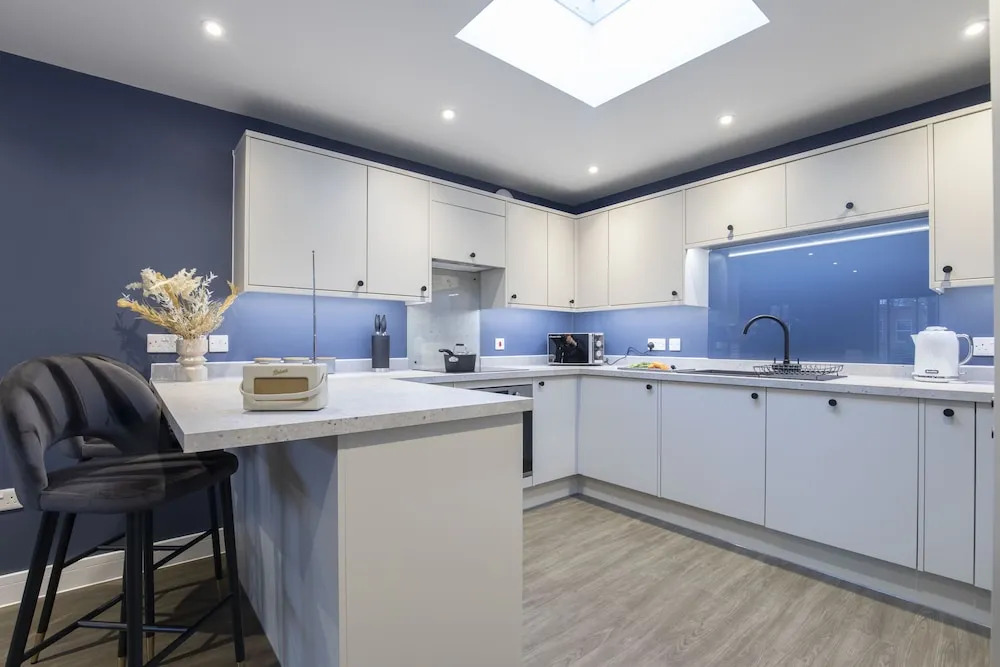 Elliot Oliver - Exquisite 2 Bedroom Apartment With Garden, Parking & EV Charger