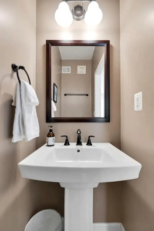 3-br DC Townhome Getaway Close to It All