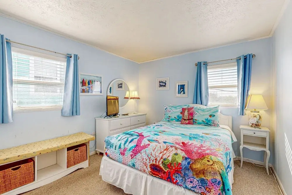 Serene 2-level Home With Wifi & Deck - Walk to Beach, 1 dog Welcome