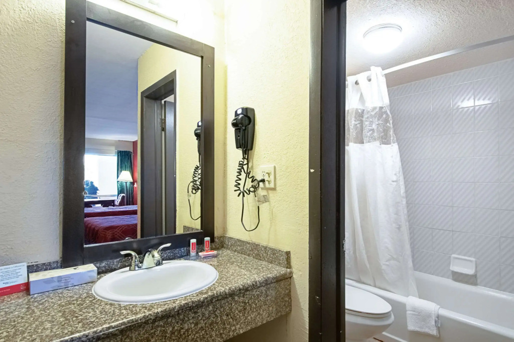 Econo Lodge Inn & Suites Clearwater Central