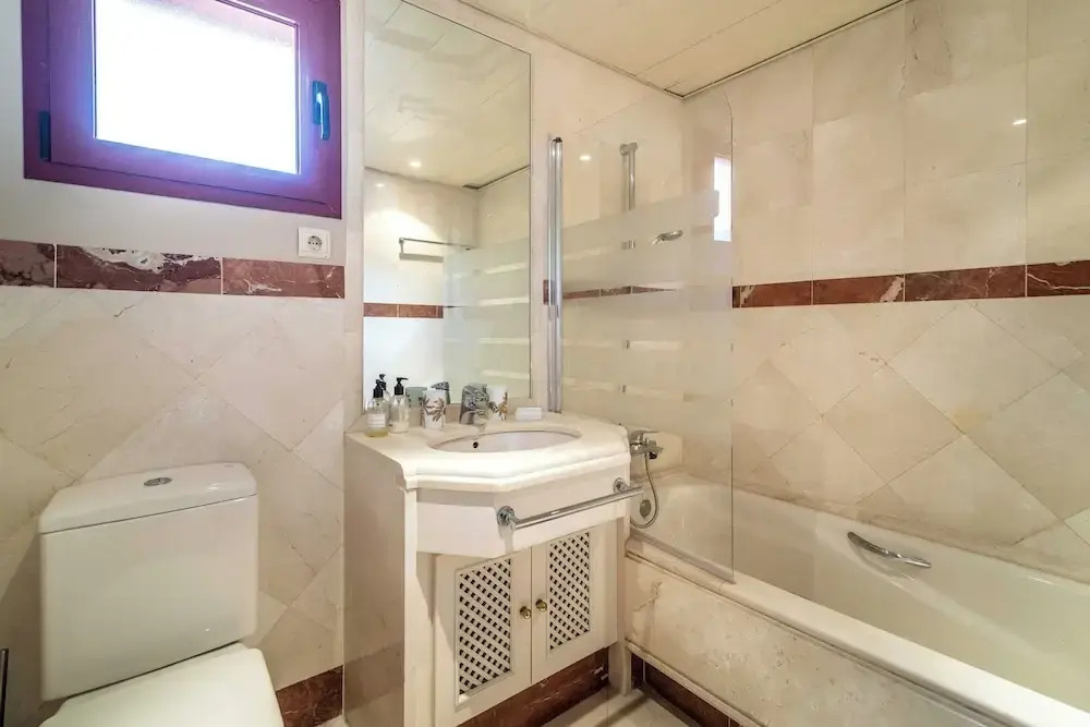 Luxury 2-bed Apartment Elviria - Pool, Sauna & gym