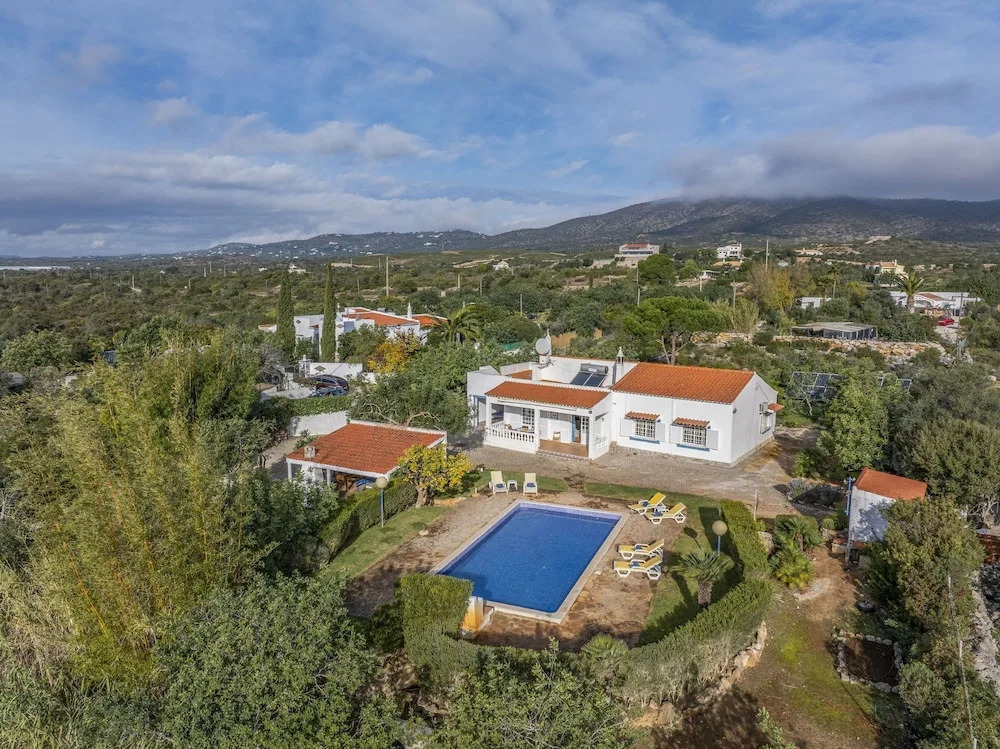 Muxima in Quelfes With 3 Bedrooms and 2 Bathrooms