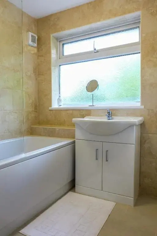 Lolite Homes - 4-5 Bed House 8 Minutes to NEC Airport Resorts World - Opal Serviced Home