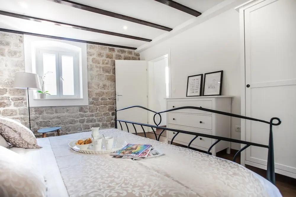 Tinel Longo, holiday home for up to 8, city center, BBQ, terrace