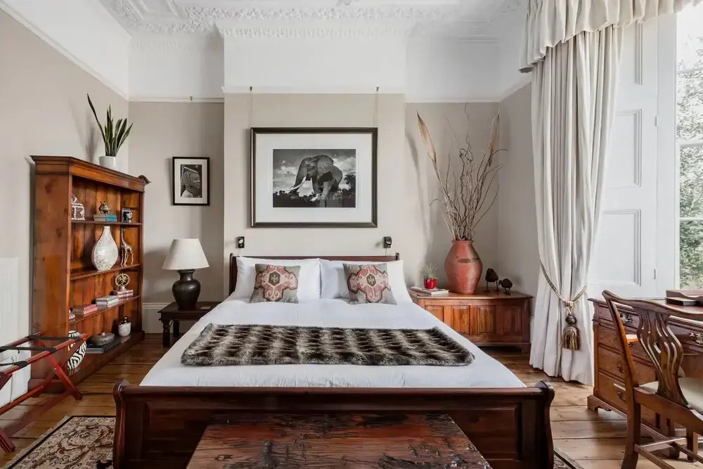 Grand Victorian Apartment in Sought-after Clifton