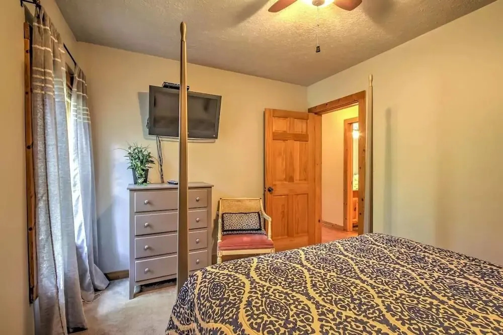 ER104 - R Tribes Treehouse - Great location - Close to town! cabin