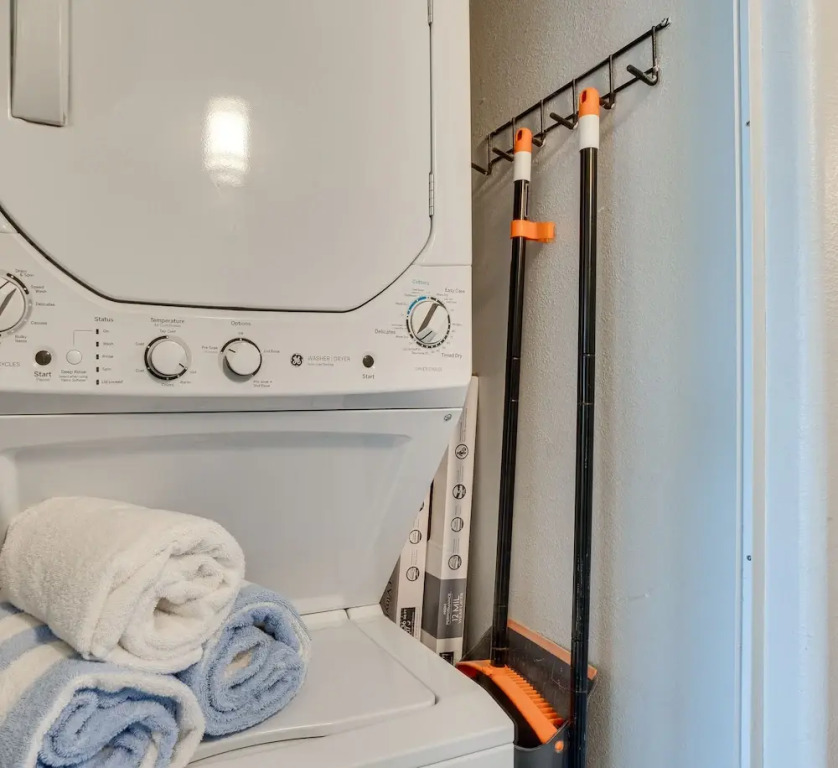 1 Mi to Disney World: Lakefront Condo in Orlando!