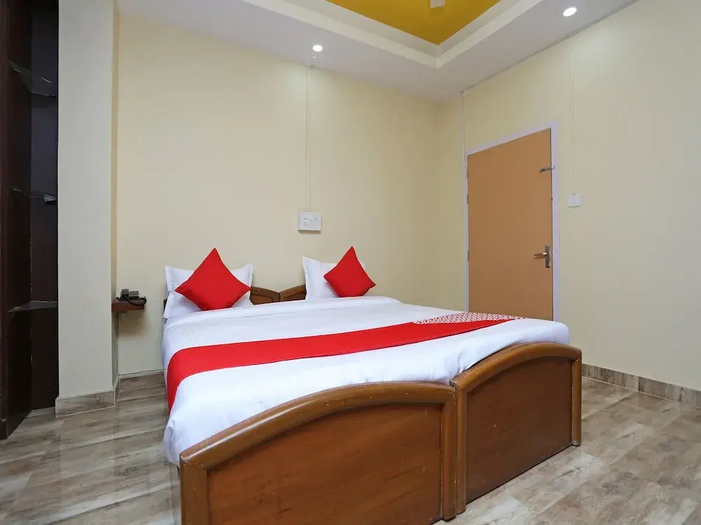 OYO 11696 Holiday Inn Guest House