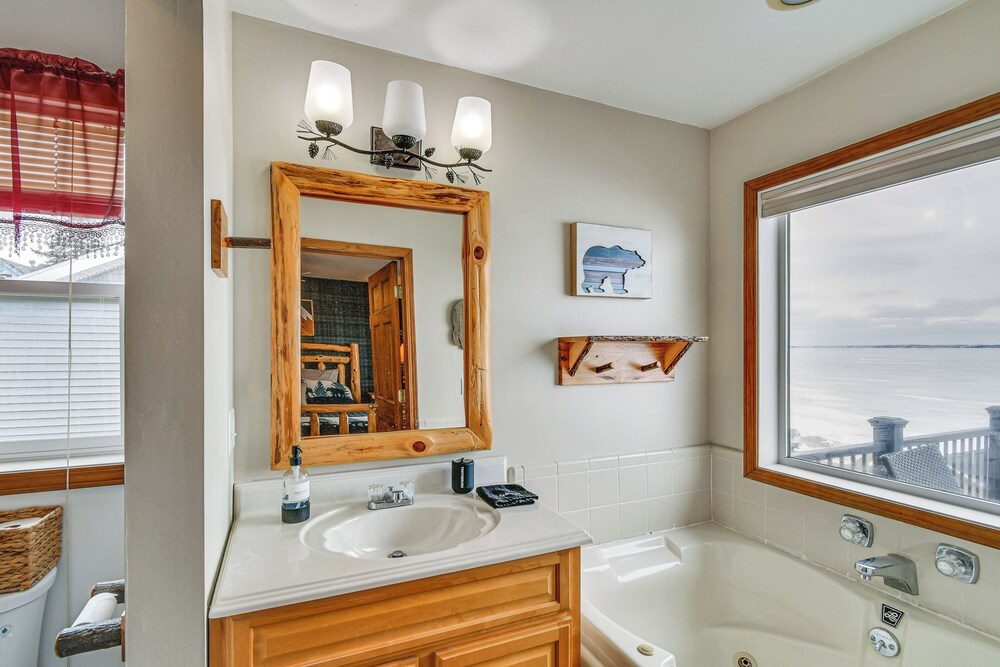Luxe Hideaway on Houghton Lake: Families Welcome!