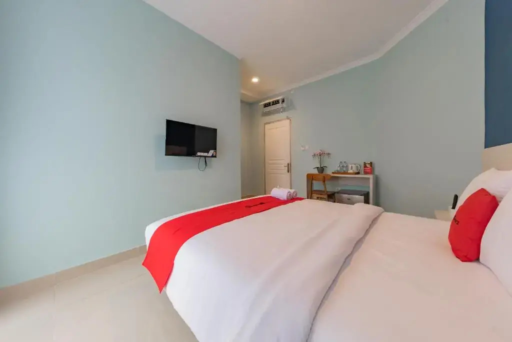RedDoorz Plus near Surapati Core