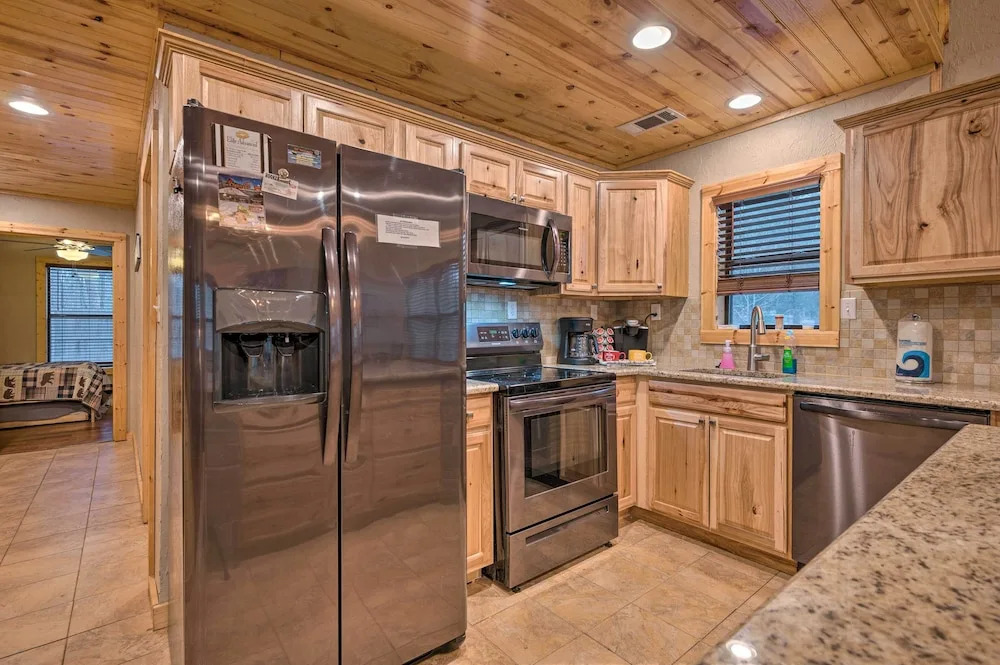 Cabin w/ Hot Tub & Grill - 6 Mi to Broken Bow Lake