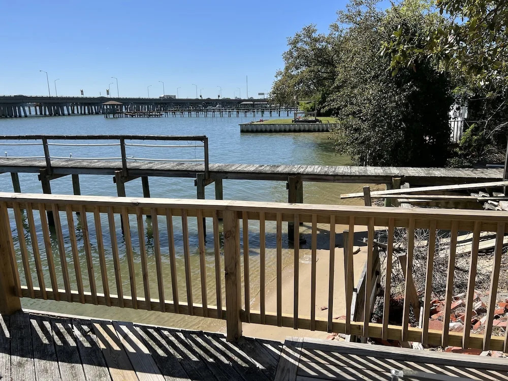 The Boat House - Water Front, Wifi, Pet Friendly 1 Bedroom Home by RedAwning