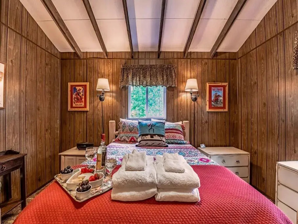 Innjoy, 2 Bedrooms, Pet Friendly, WiFi, Wood Fireplace, Sleeps 4