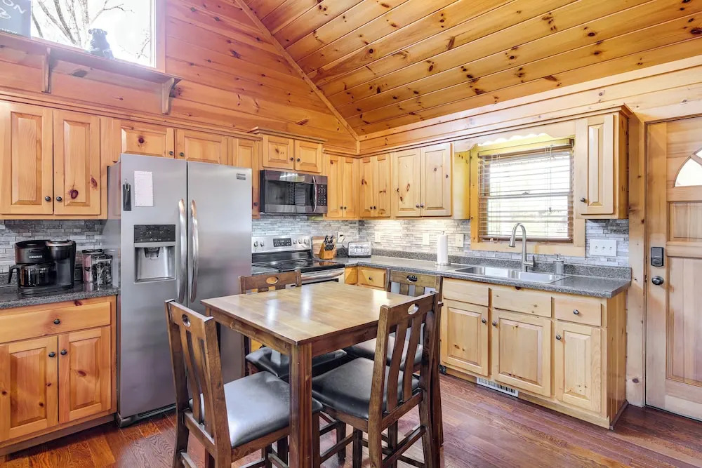 Cozy Sevierville Cabin w/ Hot Tub, Mountain Views!