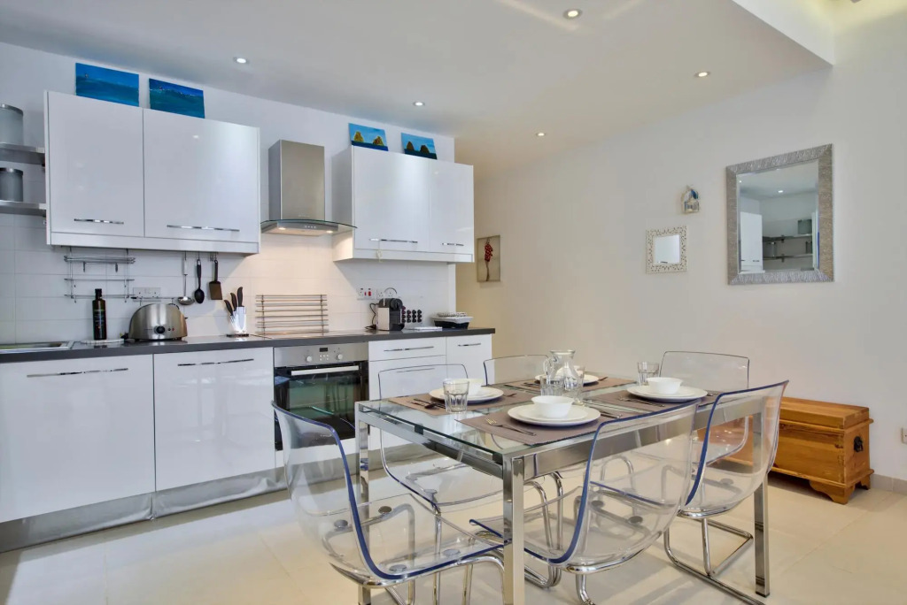 Raphaels - 2 Bedroom Apartment by Solea Holiday Homes