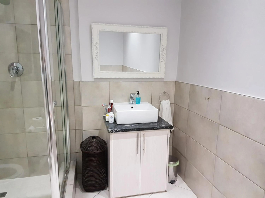 Modern, centrally located Dorp street Apartment