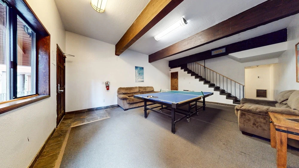 Helios North 6 Spacious and Bright, Pet-Friendly, Walk to The Village Gondola by RedAwning