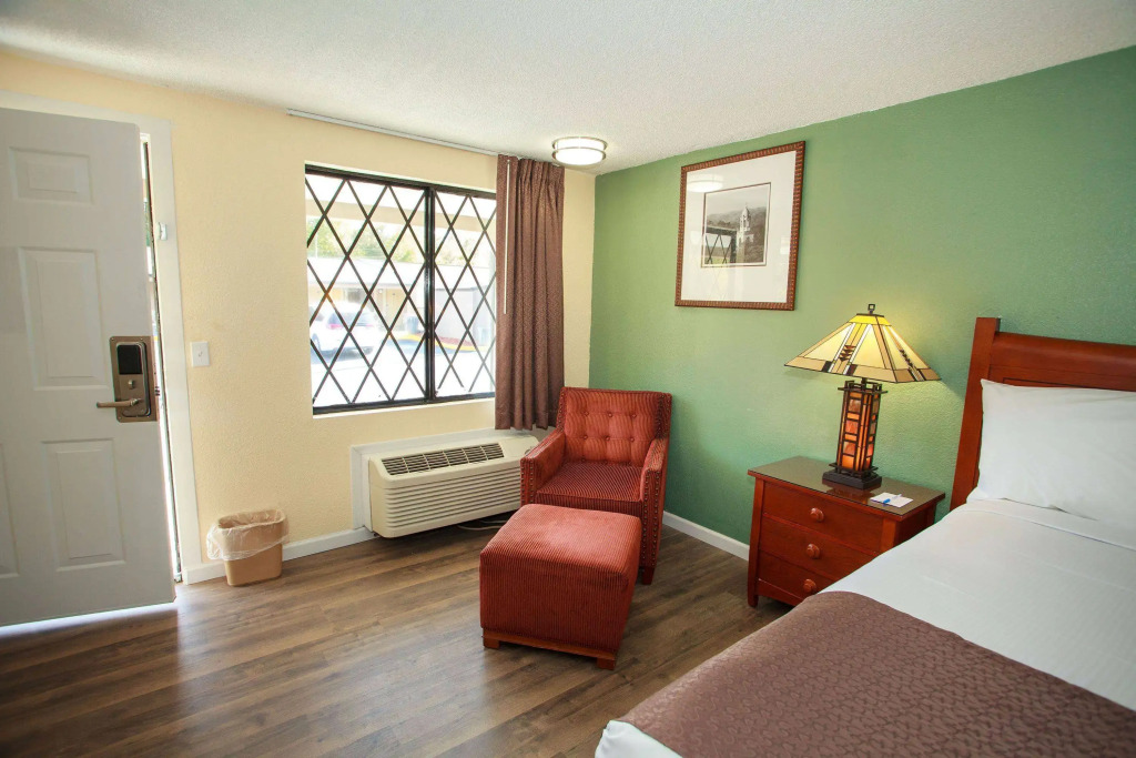 Travelodge by Wyndham Macon West